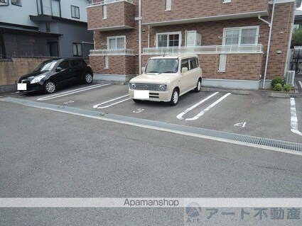 愛媛県松山市正円寺２丁目[1R/32.9m2]の駐車場2