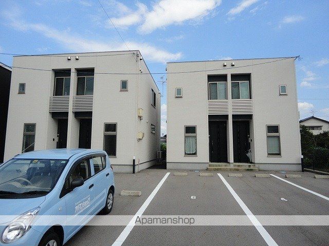 White squareの外観写真