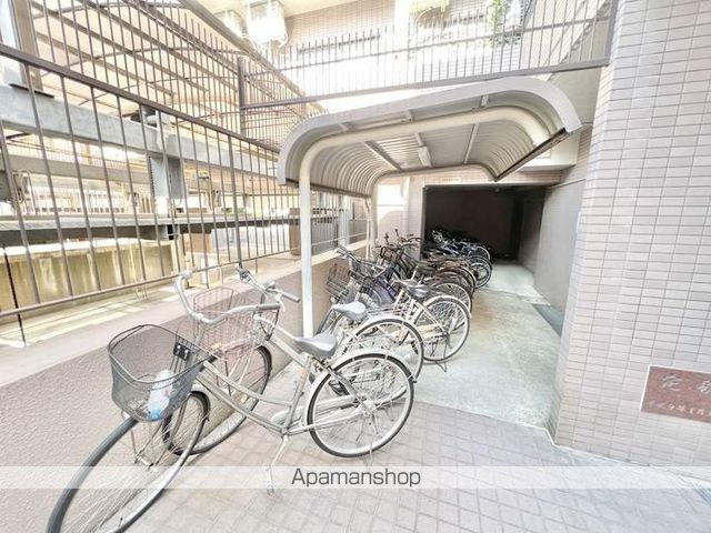 楠青山ビル別館の玄関写真