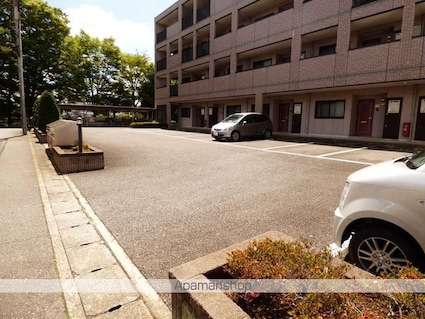 プルミエ・ラムール[2LDK/55.71m2]の駐車場2