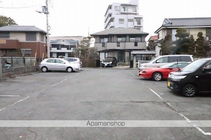 尾崎レジデンス[2LDK/51.97m2]の駐車場