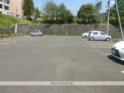 Ｇｒａｎｄｅｕｒ　Ｃｈａｔｅａｕ　[1LDK/33m2]の駐車場