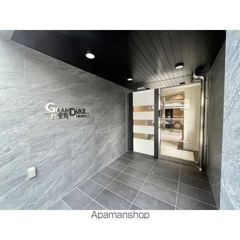 GRANDUKE代官町REVERSOの玄関写真