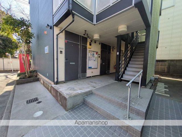 レオパレスウエスト ヴィレッジの玄関写真