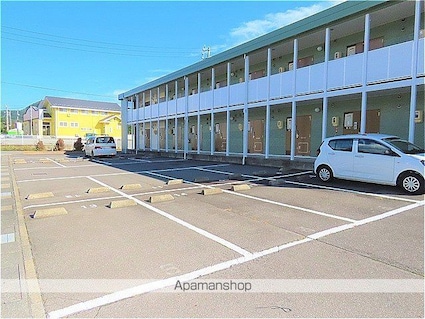 レオパレスＷＨＩＴＥ　ＷＥＬＬ[1K/23.18m2]の駐車場