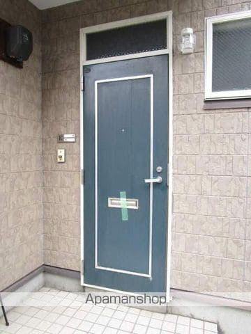 オーグ県庁前の玄関写真