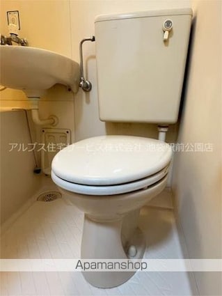 東京都北区志茂５丁目[1K/15.6m2]のトイレ