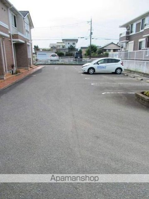 クヴァーラクーボ[1R/32.9m2]の駐車場2
