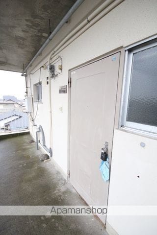 都城市 3階建 築52年の玄関写真