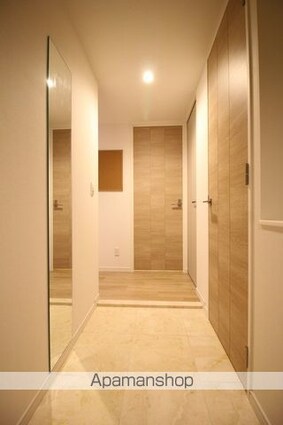 ロイヤルパークスＥＲ万代[1R/47.6m2]の玄関