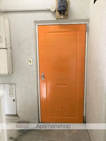 恒吉ビルの玄関写真