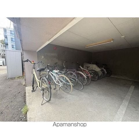 山鼻コンパウンドの内装写真