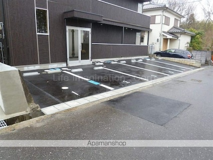 ルミナーレ[1R/31m2]の駐車場1