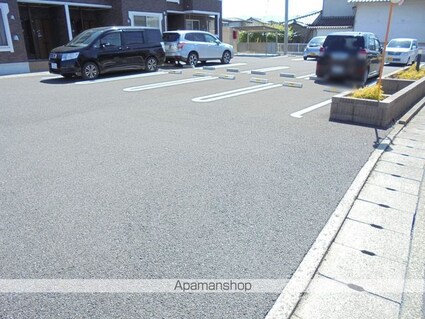 イースト　ゼファー[1LDK/50.12m2]の駐車場