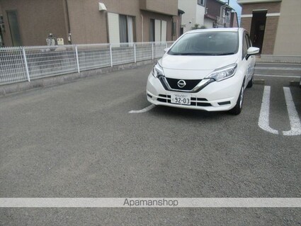 ヴィクトワールＢ[1LDK/43.8m2]の駐車場1