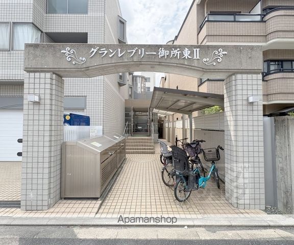 グランレブリー御所東IIの玄関写真