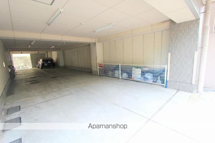 アクシオス中新町[1K/23.8m2]の駐車場