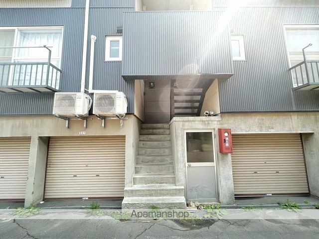 鈴真ハイツB棟の玄関写真
