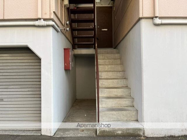 ロイヤルハイツ桑園の玄関写真