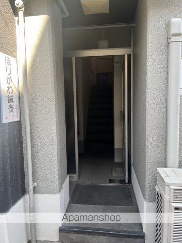 RSビルの玄関写真