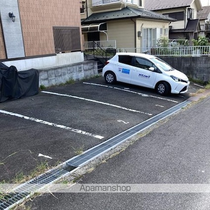 プリウス[1K/27.6m2]の駐車場2