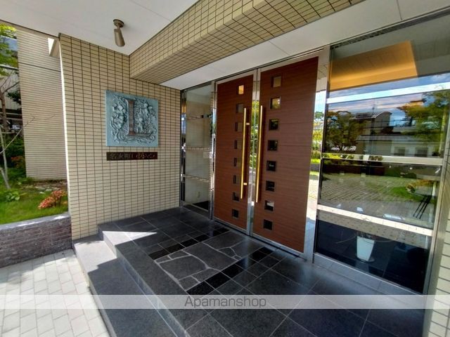 名次町ロジュマンの玄関写真