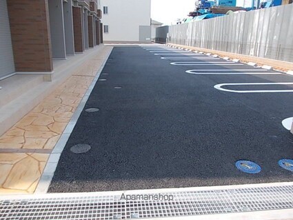 イセソラージュＢ[1LDK/54.16m2]の駐車場2