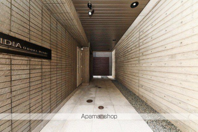 レジディア大通西の玄関写真