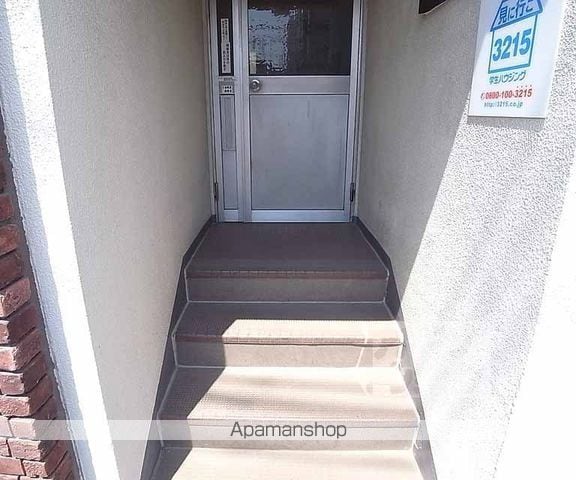 レディースハイツ西ノ京の玄関写真