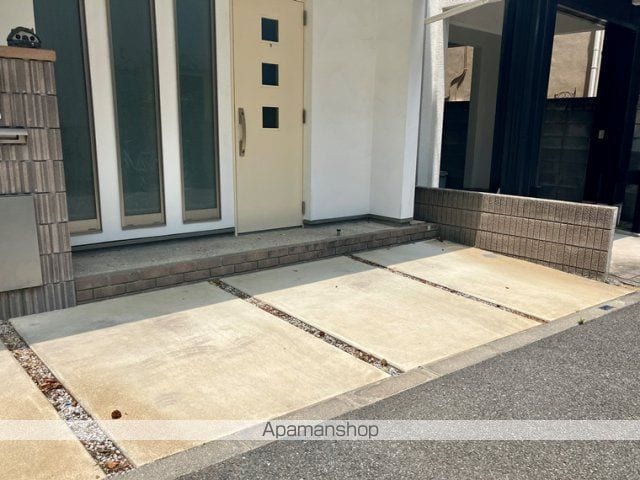 東京地下鉄千代田線 千駄木駅 徒歩8分 3階建 築16年の玄関写真