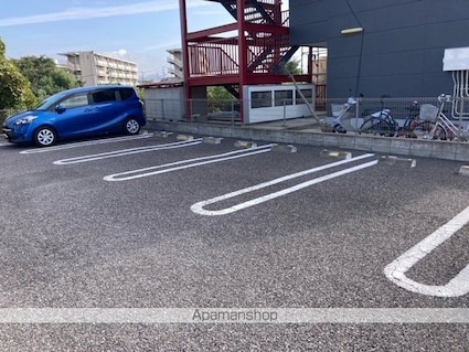 レオネクストサン　トラップ郡山[1R/26.5m2]の駐車場