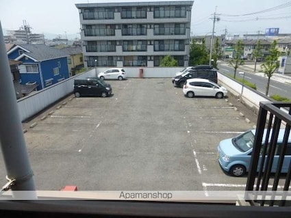 ニュー大将軍松兼[1K/19m2]の駐車場