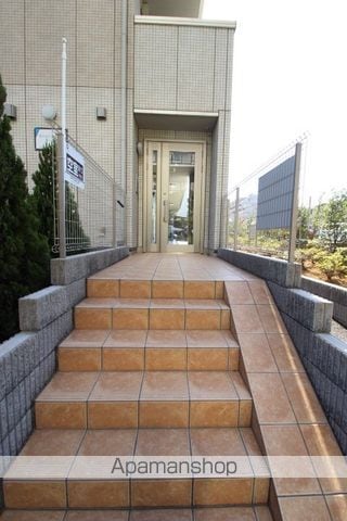 GENOVIA原木中山の玄関写真