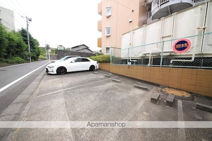 ドュミリエール[1R/23.2m2]の駐車場