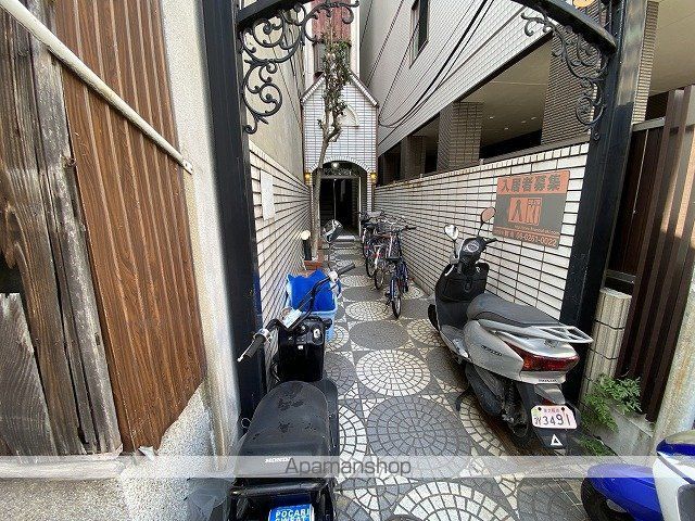 谷九クローバーハイツの玄関写真