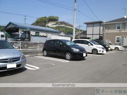 愛媛県松山市平田町[1LDK/37.13m2]の駐車場2