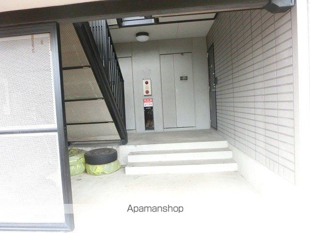 エントランスの玄関写真