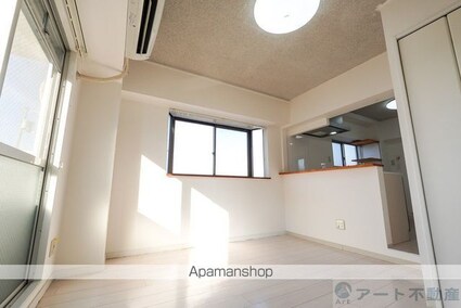 アルト雄郡　西棟[1R/22.9m2]のリビング・居間