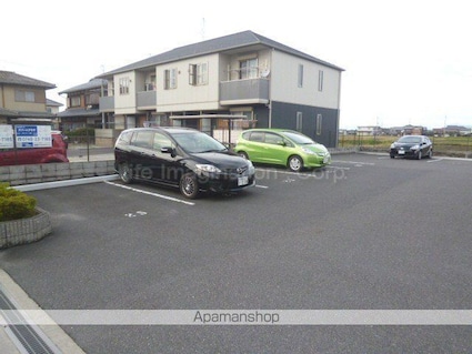 滋賀県東近江市八日市緑町[1K/36m2]の駐車場