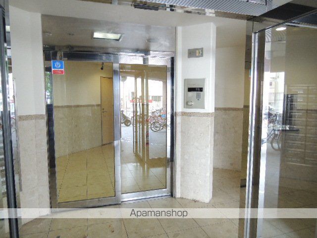 クレタ県庁前の玄関写真