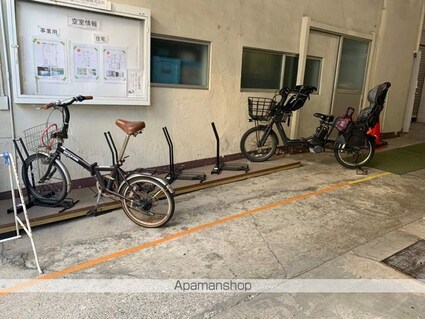 三家第１ビル[1R/36m2]の駐車場