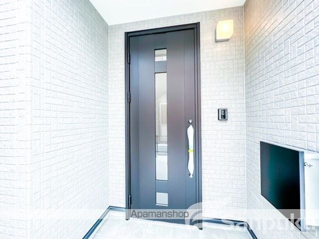 松山市 2階建 築3年の玄関写真