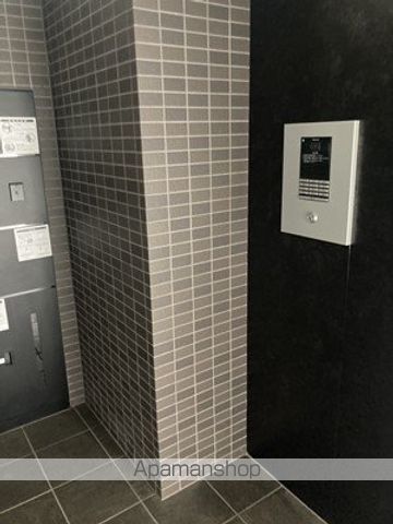 阿部亮財団ビルの玄関写真