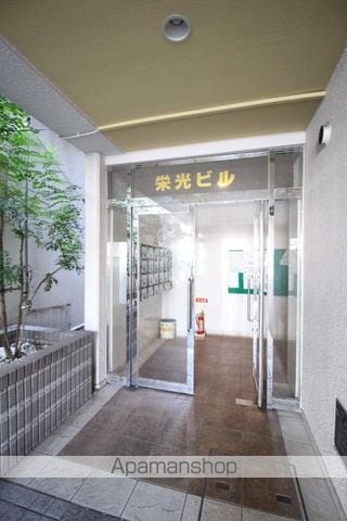 栄光ビルの玄関写真