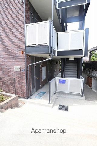オートハウスIIIの玄関写真