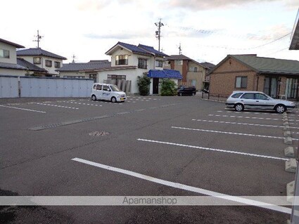 Ｃｏｕｒｔ　Ｅａｓｔ（コートイースト）[1K/26.71m2]の駐車場