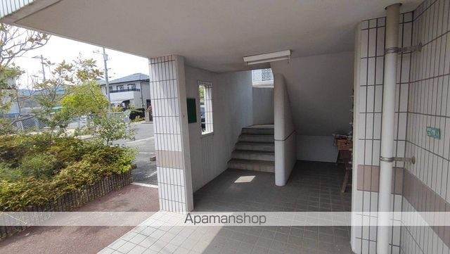 ホワイトレジデンス1の玄関写真