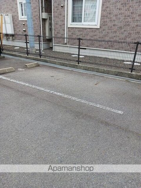 グレンツェントＡ[1R/37m2]の駐車場