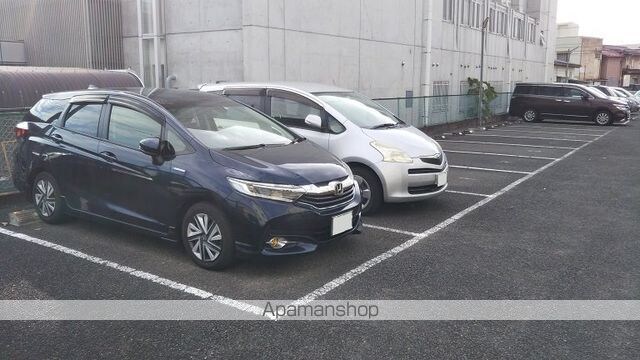 レオパレスサンローラン[1K/22.35m2]の駐車場1