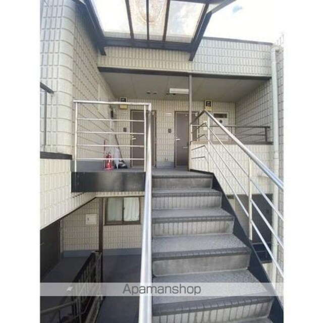 東京都小金井市緑町５丁目[1LDK/45.45m2]のエントランス1